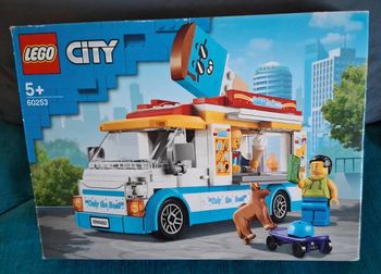 Le camion de marchandise de glaces LEGO city