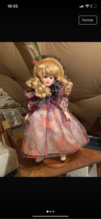 Poupée de collection en porcelaine