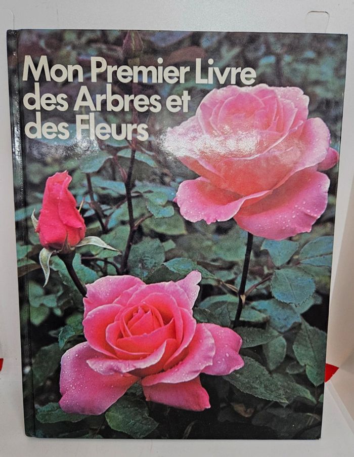 "Mon premier livre des arbres et des fleurs".
Gründ.
146 pages.
ISBN : 2.7000.5604.3
