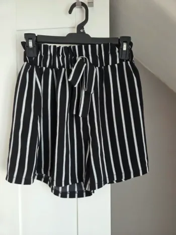 Short fluide à rayures noires et blanches