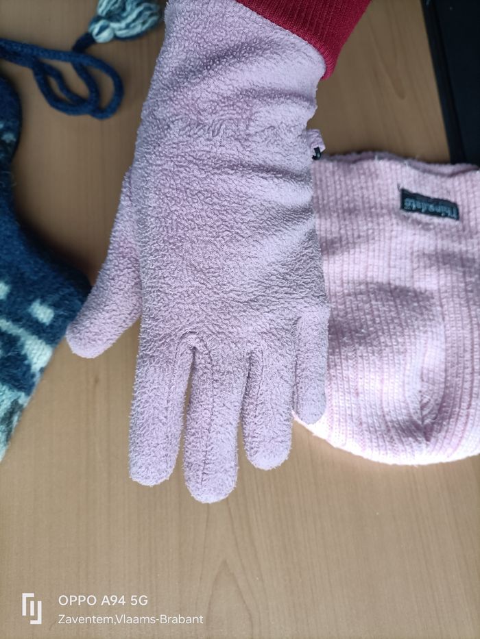 Lot de 2 bonnets rose et bleu et une paire de gants rose - photo numéro 9