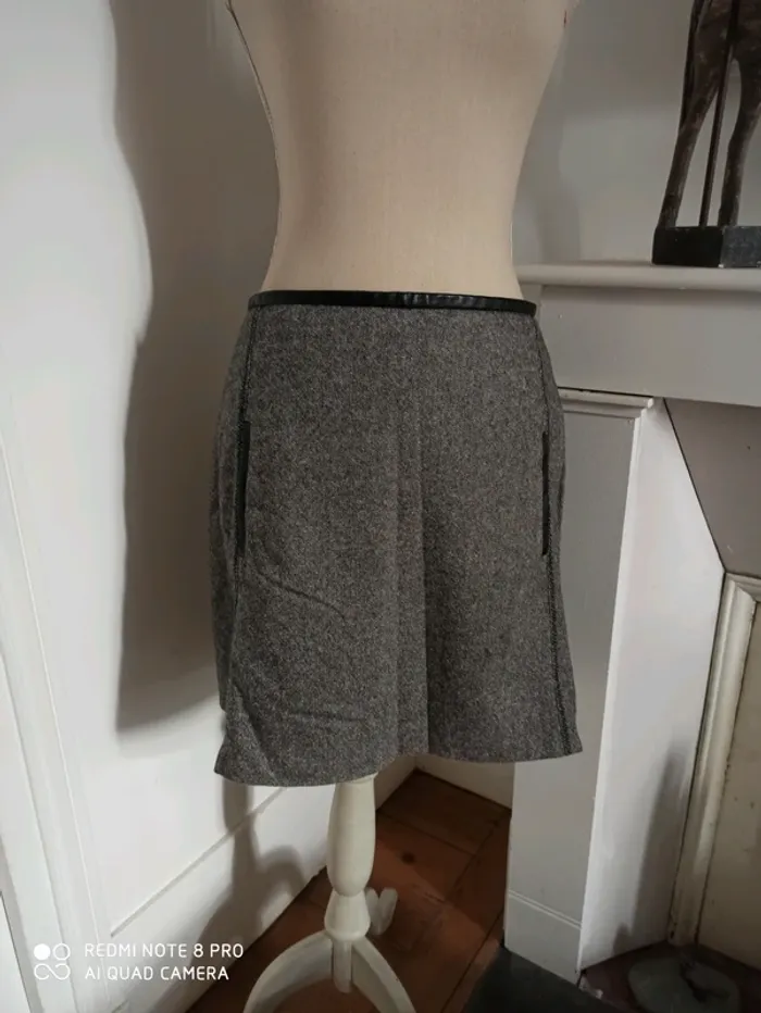 Jupe grise détail cuir T 40