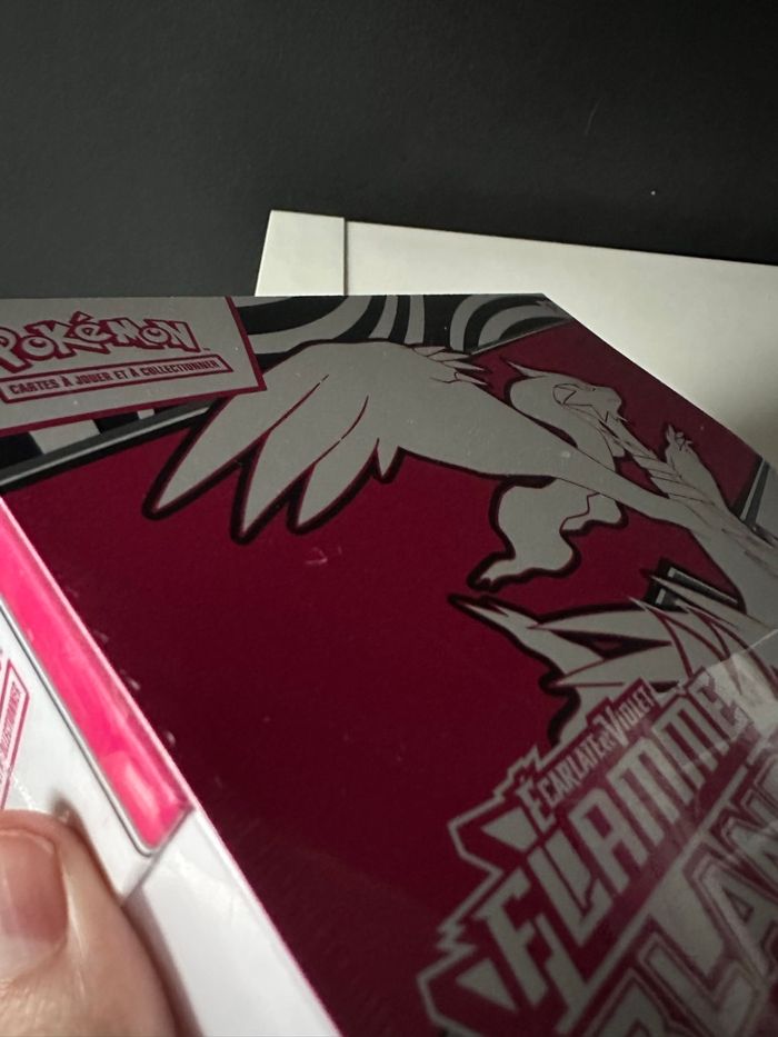 Pokémon : ETB EV10.5 - Coffret Dresseur Flamme Blanche avec mini défaut - photo numéro 4