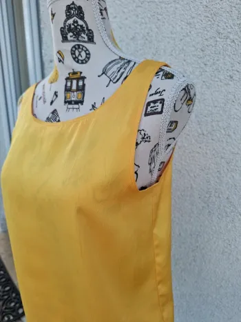 Top jaune