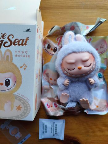 Labubu The Monster have a seat Vinyl Face ZIZI