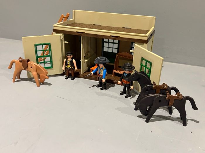Playmobil Bureau sheriff Sherrif’s Office 3 personnages 1 sheriff, 1 policier et 1 voleur 3 chevaux - photo numéro 8