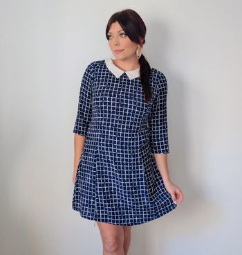 Robe droite légère aux motifs carreaux bleu marine avec col claudine blanc. Un style rétro chic