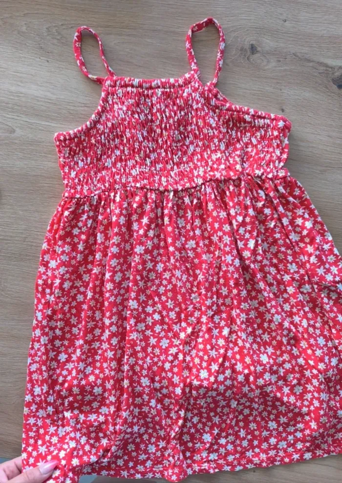 Robe rouge , fleuris , fille , 4 ans , état impeccable