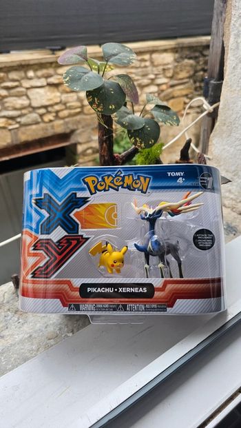 Super figurine Pokemon Nintendo tomy xerneas et pikachu