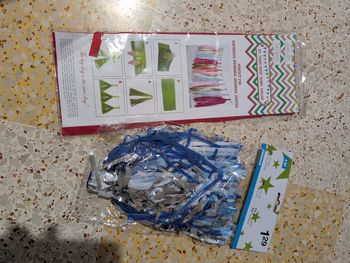 2 guirlandes à froufrous neuves 