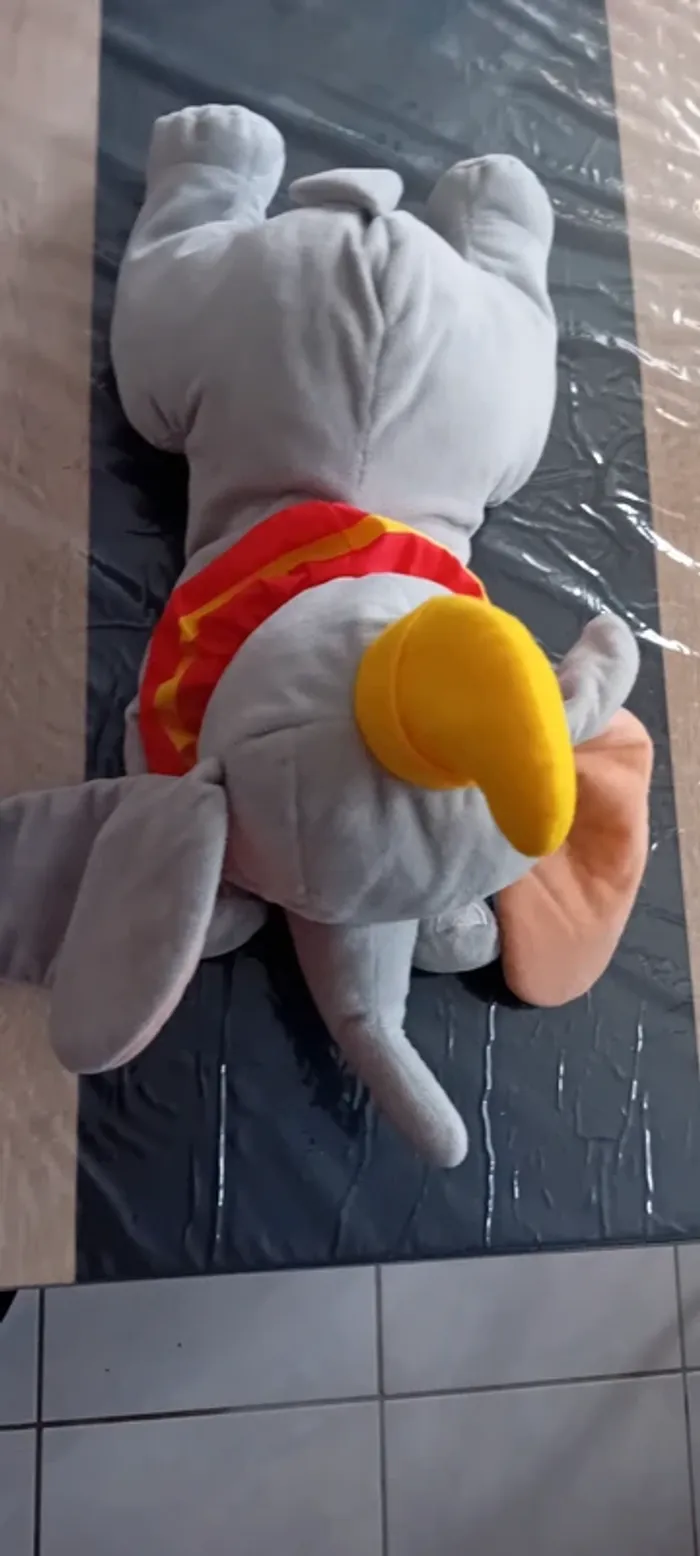 Superbe peluche dumbo couché en très bon état - photo numéro 2