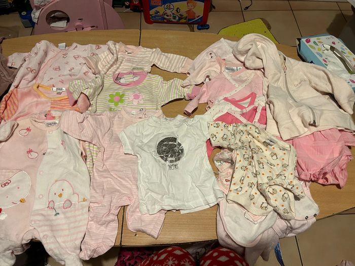 Lot de 20 vêtements taille 0mois sauf indiqué