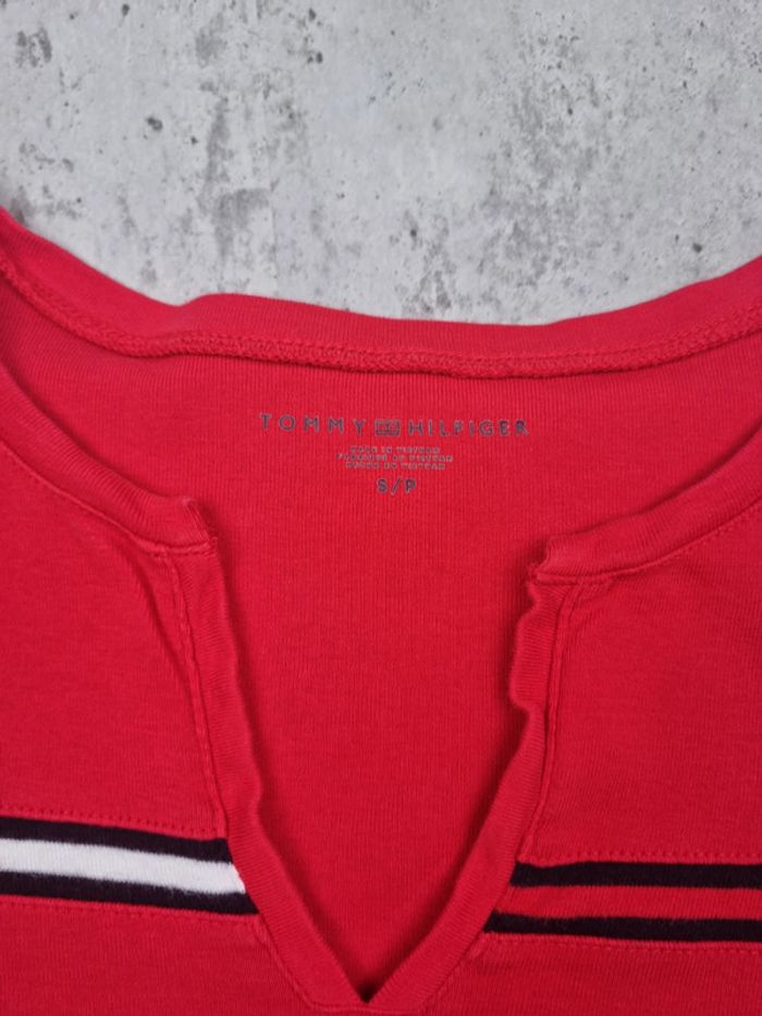 T-shirt Tommy Hilfiger rouge avec col fendu – Taille S Femme - photo numéro 3