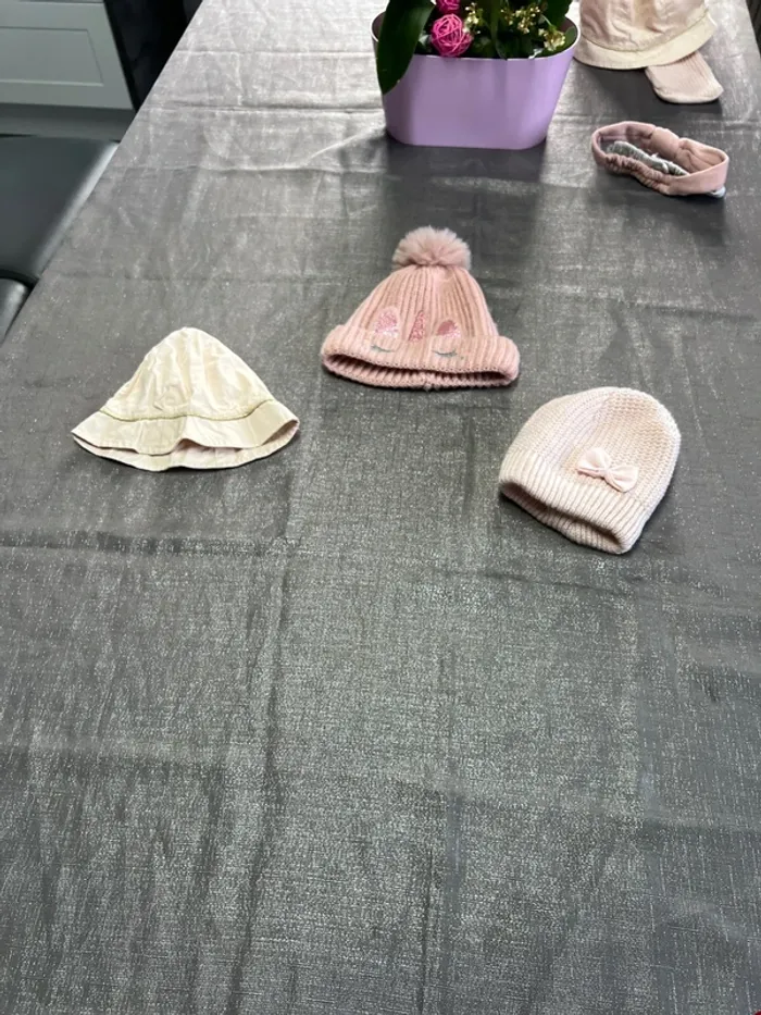 Lot bonnet et chapeau taille 6-12 mois