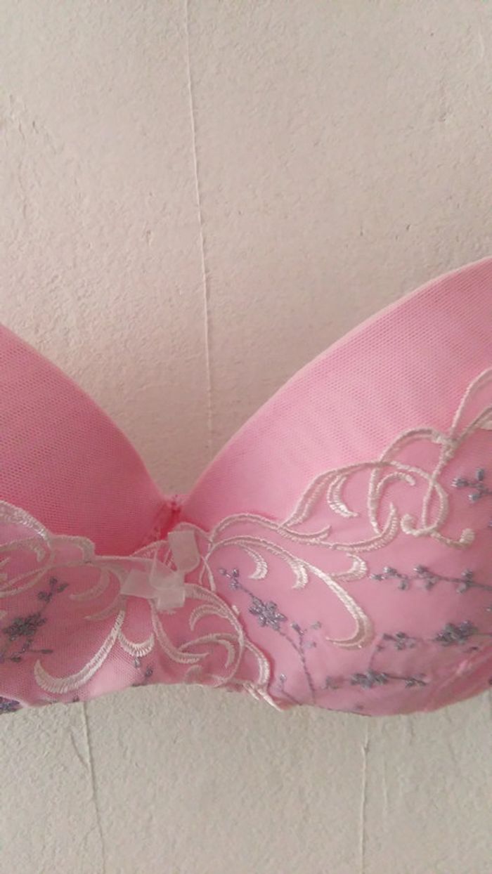 Soutien-gorge rose et broderies argentées - photo numéro 4