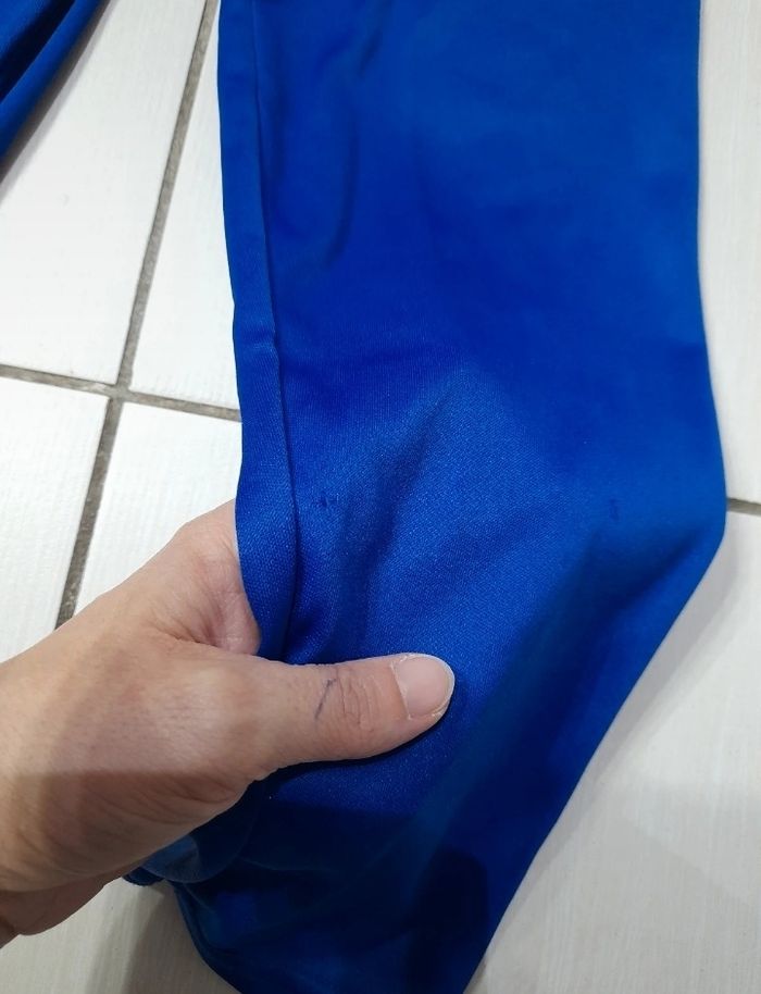 Déguisement Mario 110 - 120 cm
2-3 tout petits accros comme sur la photo mais en bon état - photo numéro 2