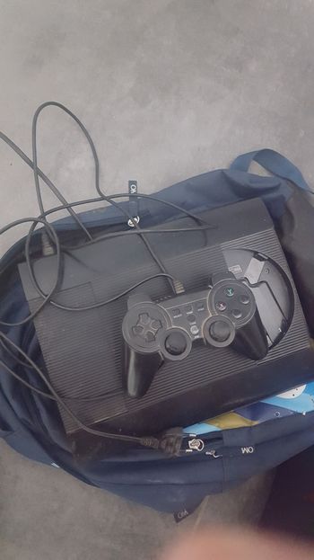 Console ps3 super slim 500gb avec une manette et un câble HDMI 