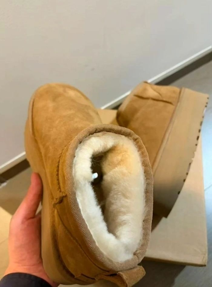 Bottes de neige UGG à talons hauts, pointure 37 - photo numéro 5