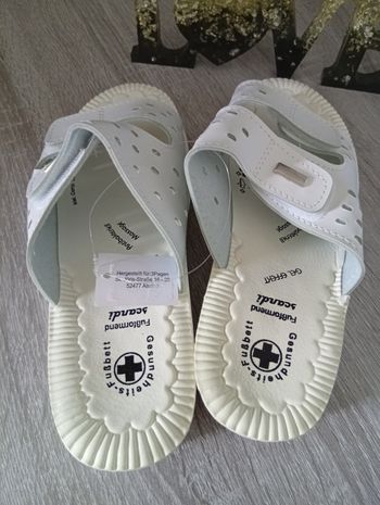 Jolie paire de claquettes confort massage anti bactérien