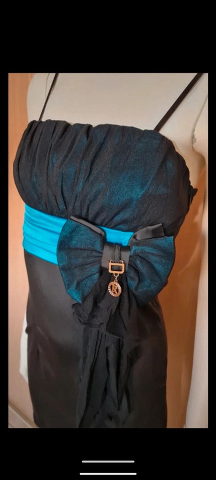 Jolie robe noire à bretelles et bleu avec une S - photo numéro 3