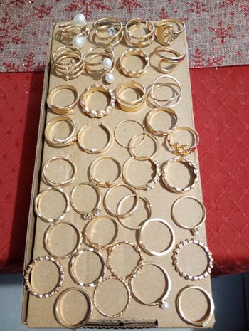 Lot de 38 bagues fantaisies neuves