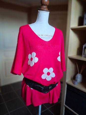 Pull tunique rose flashy marguerites blanches