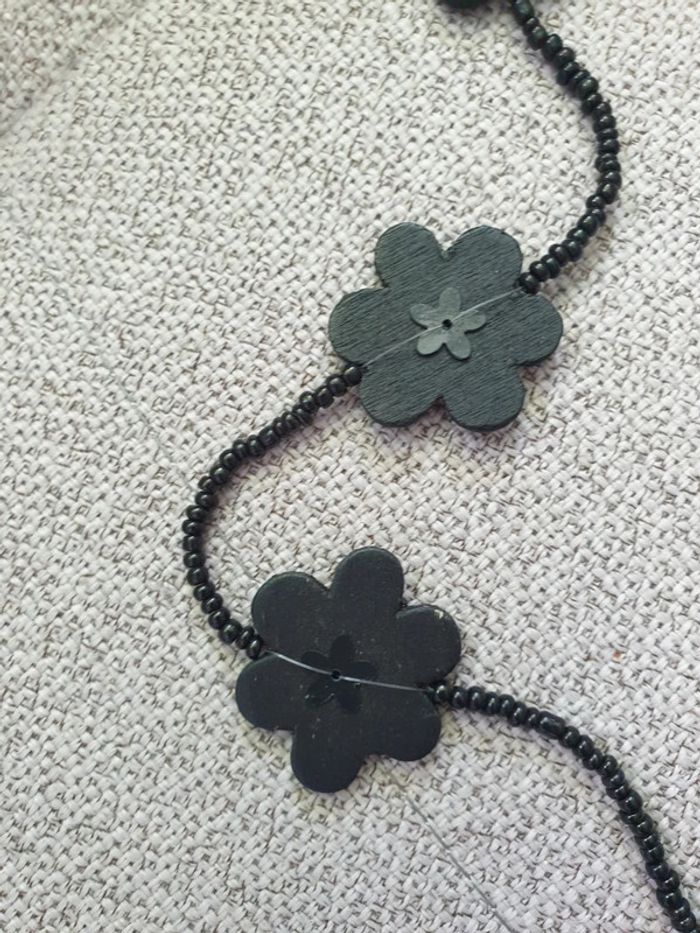Collier sautoir noir a fleurs - photo numéro 4