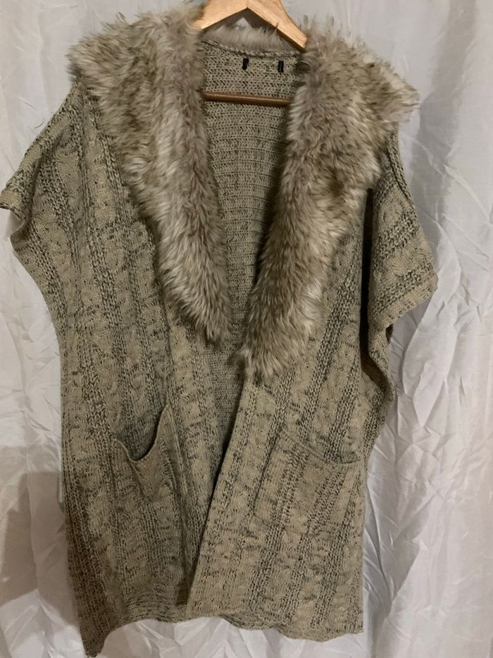 Veste épaisse longue Oversize manches courtes taille 42-44 très bon état col fausse fourrure - photo numéro 5