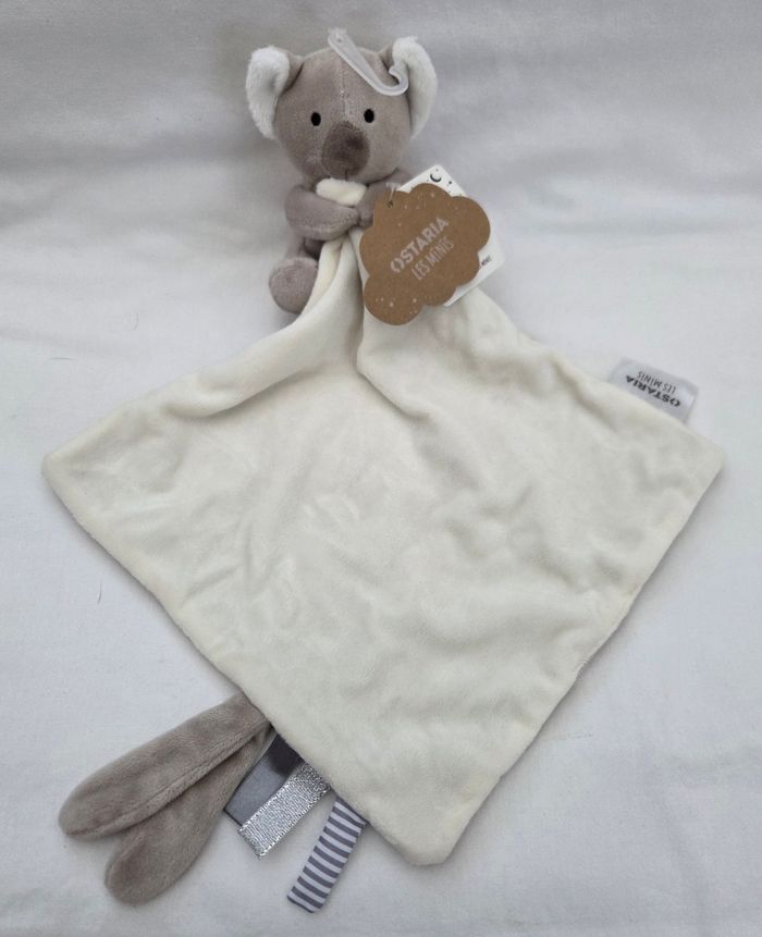 Doudou Koala avec mouchoir blanc et beige - Ostaria Les Minis