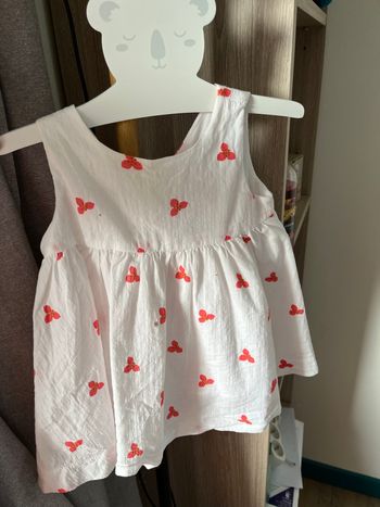 Robe blanche fleurs rouges