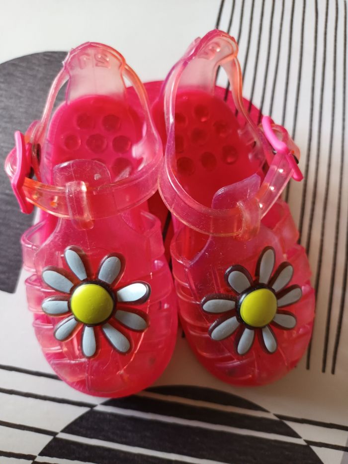 Nu-pieds plastique 👧 taille 21 quasi neuf - photo numéro 3