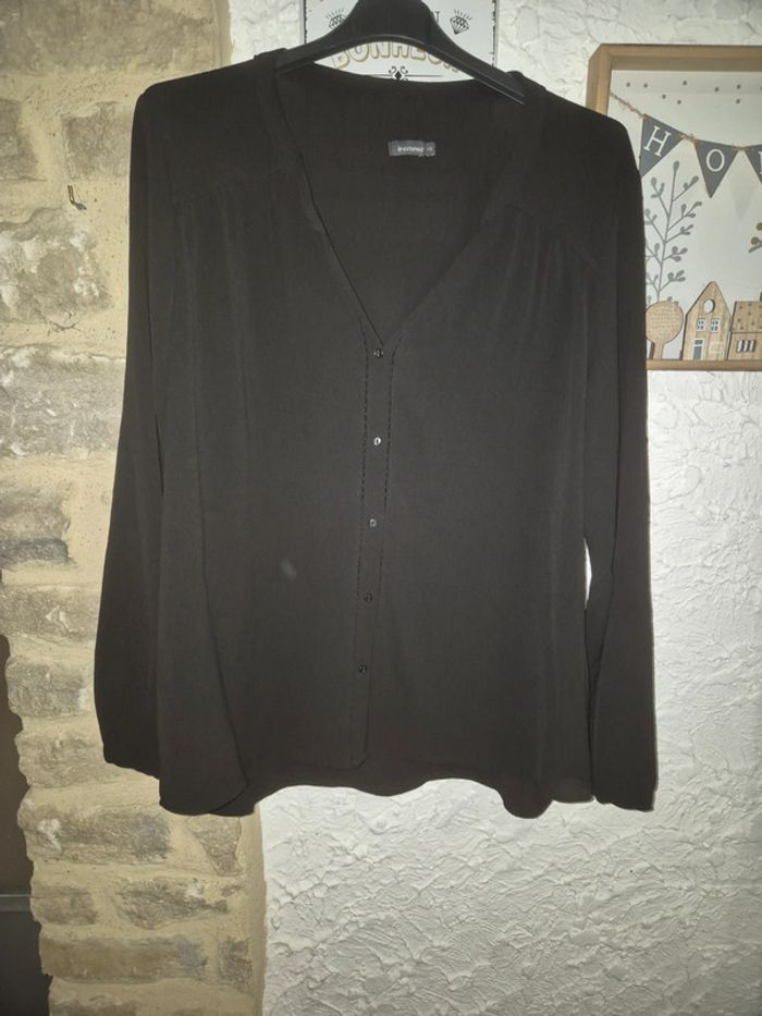 Jolie petite chemise col V noire avec jolis détails Inextenso taille 46