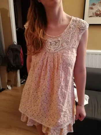Robe dentelle rose pale nude