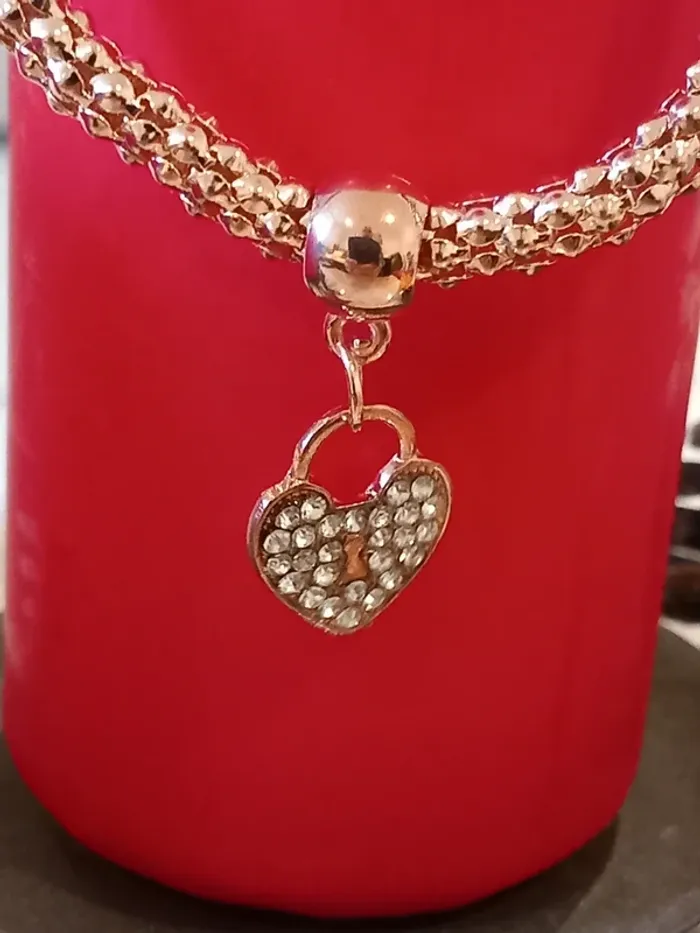 Bracelet fantaisie avec un coeur - photo numéro 3