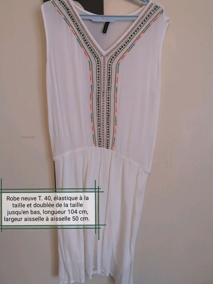 Robe T. 40 manches débardeur élastique à la taille