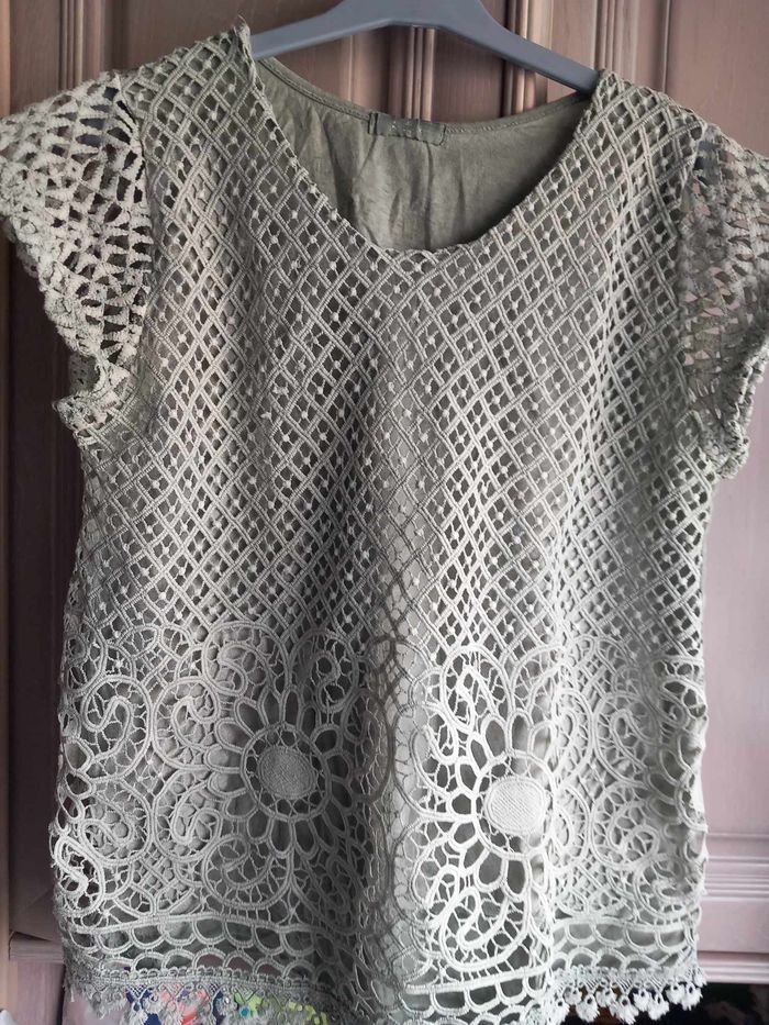 Tee-shirt avec dentelle à fleurs vert clair