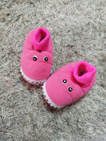 Chausson rigolo avec dents crocodile rose taille 22