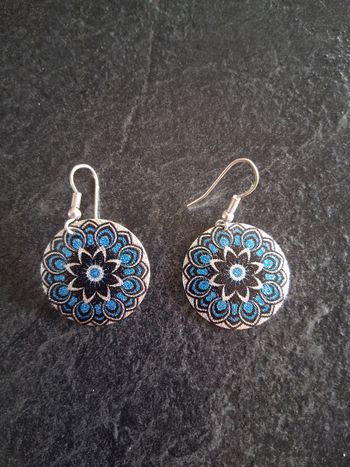 Boucles d'oreilles en métal bleue et noire 