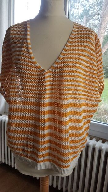 pull sans manche rayé jaune et blanc