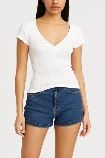 Ensemble été stylé : Top côtelé blanc & Short en jean taille haute