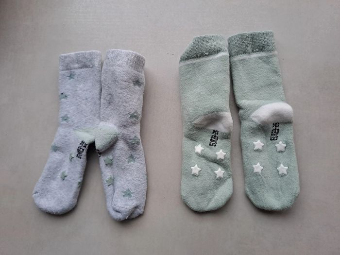 Lot de 2 paires de chaussettes anti dérapantes 23-26 - neuf - photo numéro 3