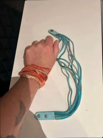 Deux  bracelets rouge et  bleue