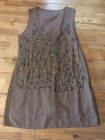 Tunique beige mauve à pailettes blanche porte nickel 46