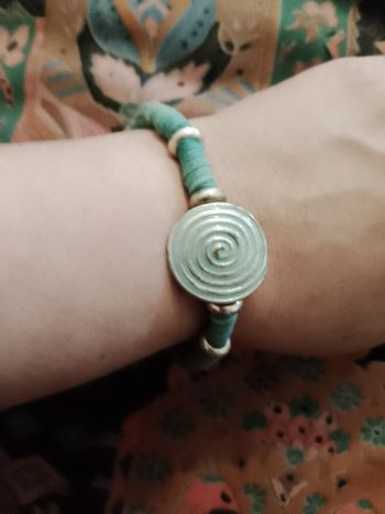 bracelet bleue claire en fils et métal argenté.