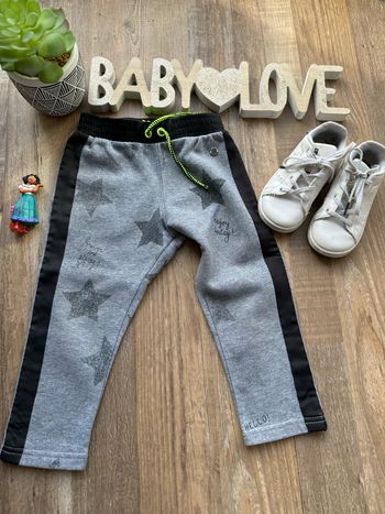 - Jogging IKKS    - 2 ans  - Très bon état, petite tache