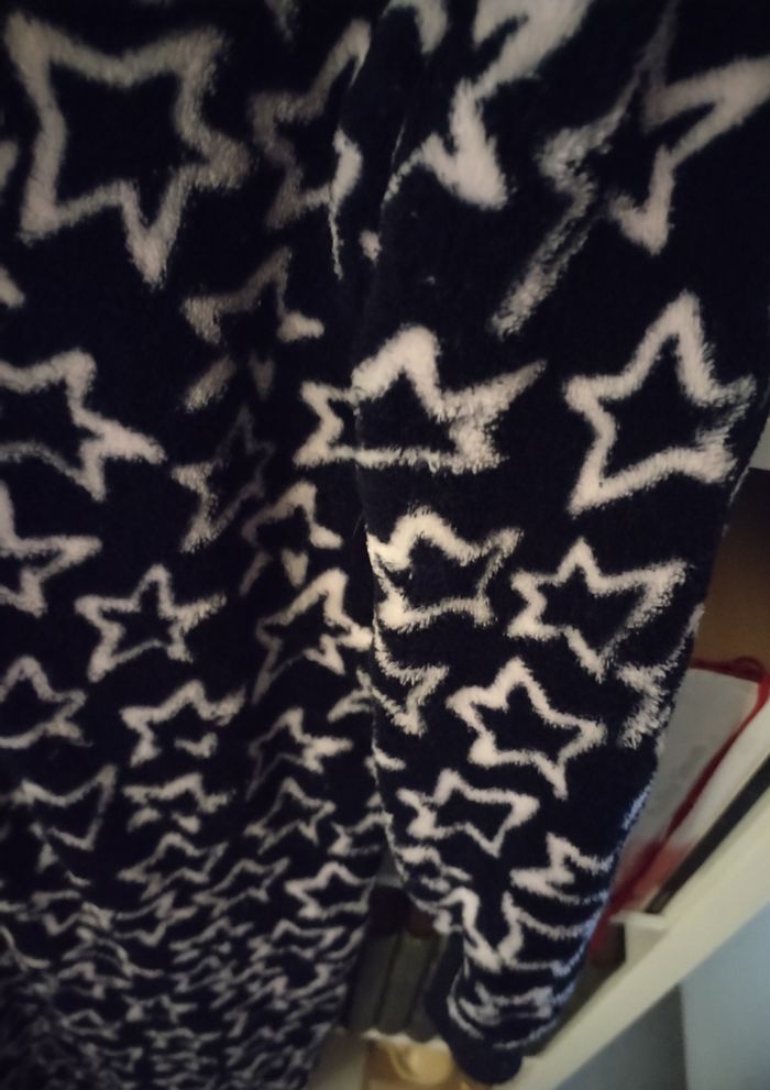 Combinaison pyjamas polaire motifs étoiles 11/12 ans en très bon état - photo numéro 4