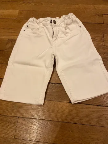 Short blanc en très bon état 6/7 ans