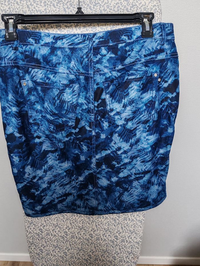 Jupe en jean réversible côté Uni bleu et l'autre motif différent bleu - photo numéro 3