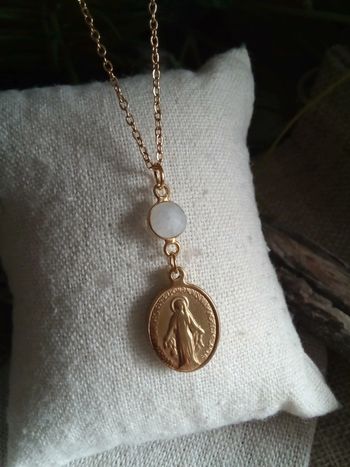 Collier vierge Marie et pierre de lune