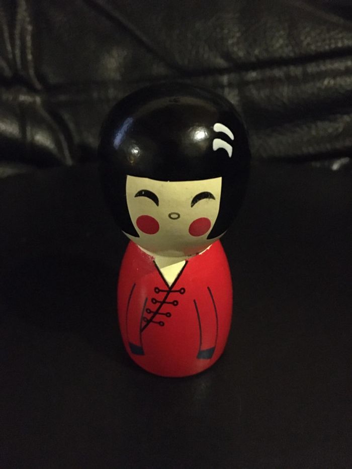 petite figurine en bois femme asiatique